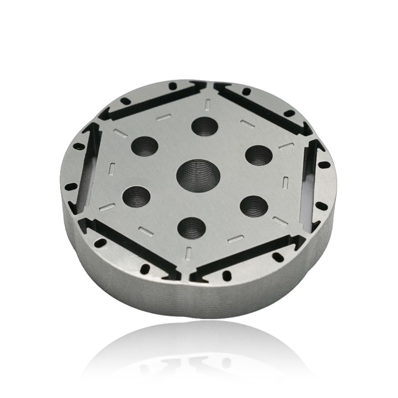 كيف يؤثر تصميم الجزء الثابت لمحرك السيارة على التداخل الكهرومغناطيسي المنبعث من المحرك؟