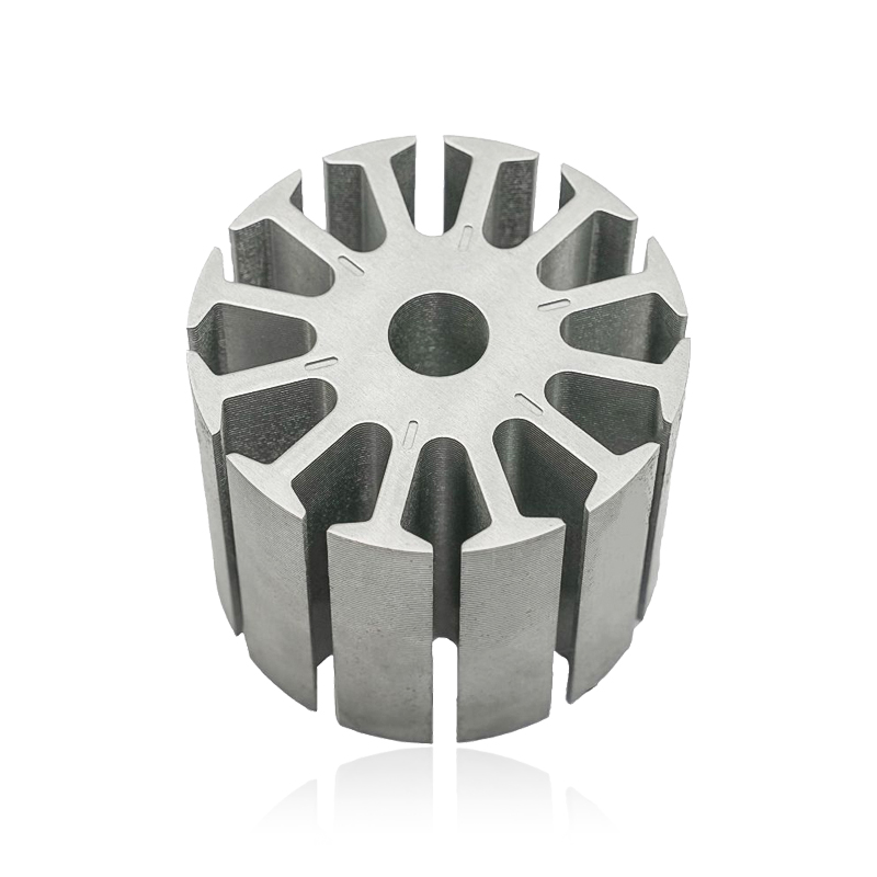 كيف يساهم الجزء الثابت لمحرك مضخة المياه والجزء الدوار في استقرار عزم الدوران وأداء بدء التشغيل السلس لمحرك مضخة المياه؟