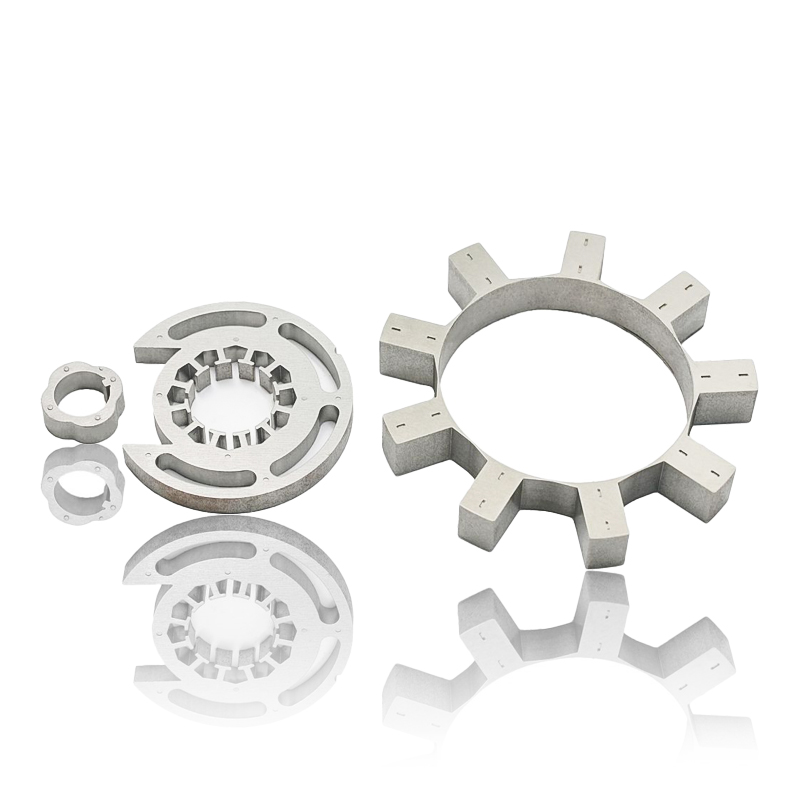 كيف يساهم المحرك الثابت والجزء الدوار في أداء بدء تشغيل المحرك والاستجابة العابرة؟