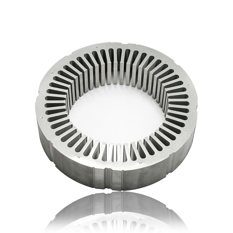 كيف تؤثر هندسة الأسنان والفتحات في الجزء الثابت من محرك المولد والجزء الدوار على توزيع التدفق المغناطيسي وإخراج عزم الدوران؟