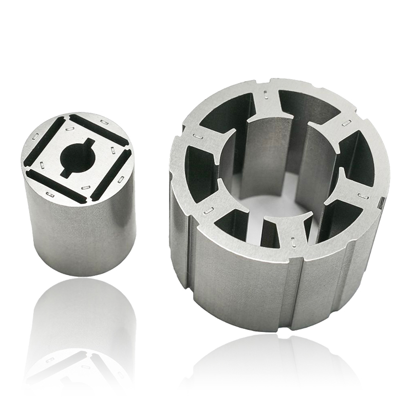 كيف يؤثر سمك التصفيح في الجزء الثابت والدوار لمحرك السيارات على خسائر التيار الدوامي والأداء الحراري؟