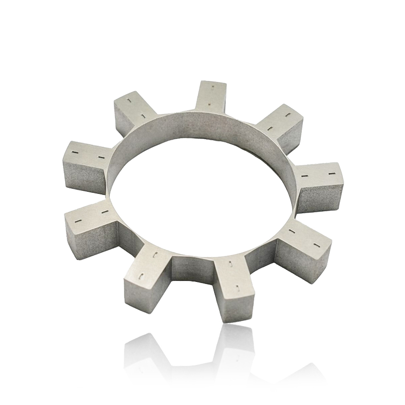 ما هو تأثير الجزء الثابت من محرك النقل بالسكك الحديدية والقلب الدوار على تقليل الضوضاء والاهتزاز في أنظمة محركات النقل بالسكك الحديدية؟